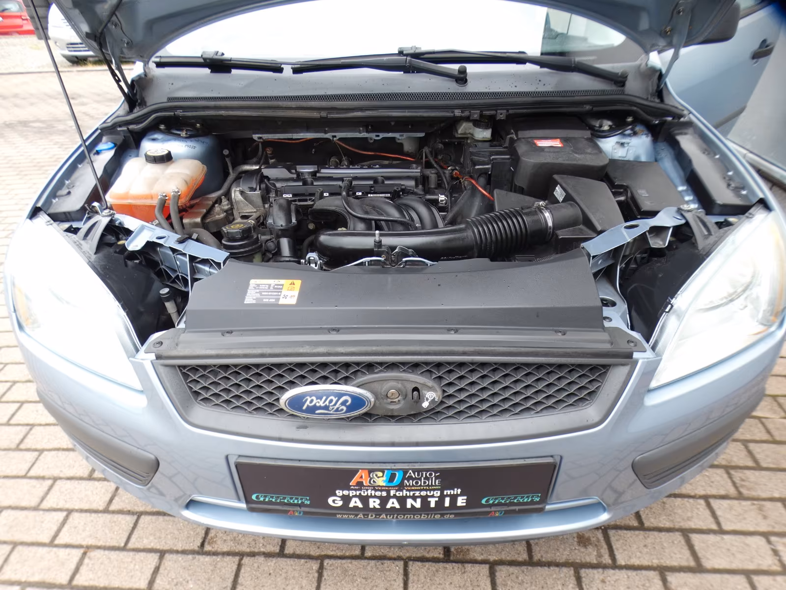 Blick in den Motorraum mit Steuergeräten und elektronischen Komponenten